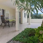 Island Retreat Konukevi 4*