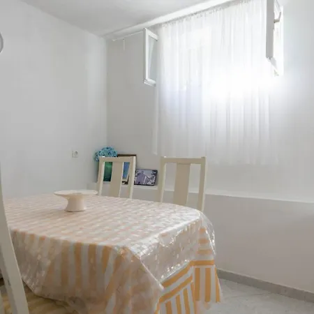 Island Retreat 4* تكون